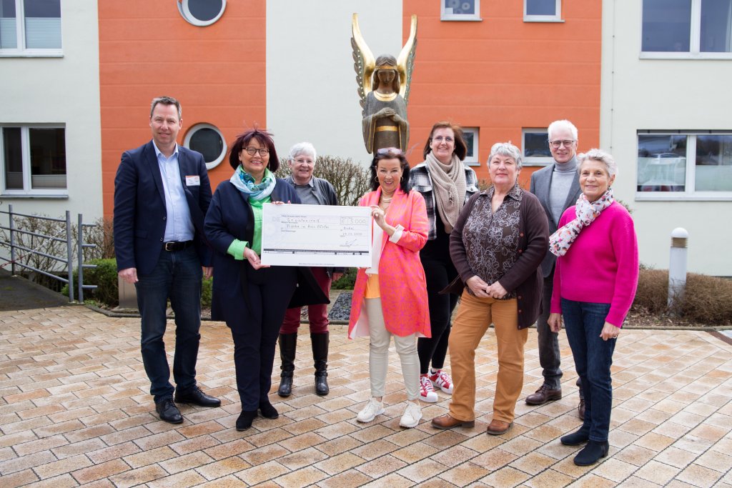 KHWE spendet 5000 Euro für Tische im Kreis Höxter - Katholische ...