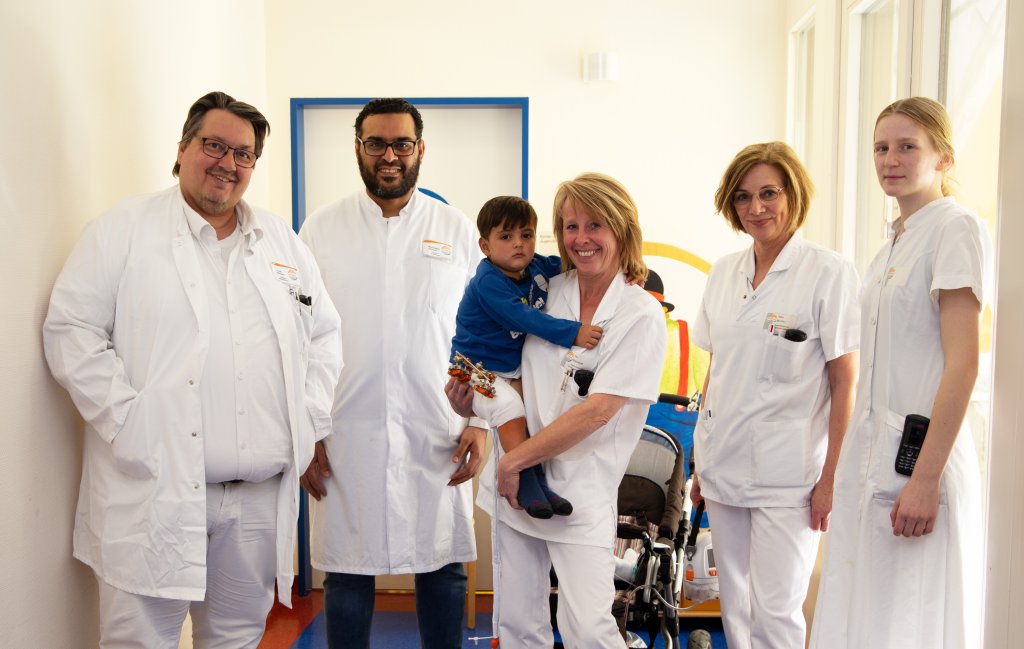 Ärzte operieren vierjähriges Kind aus Afghanistan - Katholische ...