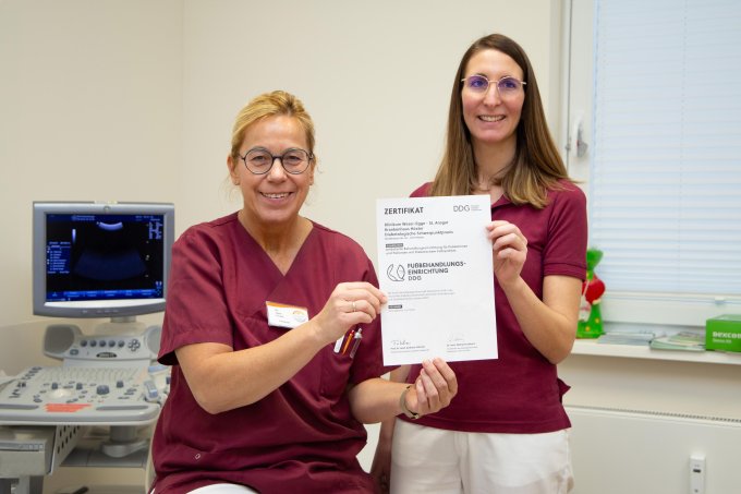 Die Praxis für Diabetologie im Medizinischen Versorgungszentrum (MVZ) der KHWE ist für seine hohe Qualität und Expertise in der Fußbehandlung von der Deutschen Diabetes Gesellschaft (DDG) ausgezeichnet worden. Dr. Jana Lucas, Fachärztin für Innere Medizin und Diabetologie und Wundexpertin Vanessa Sälzer halten das Zertifikat..  | © KHWE